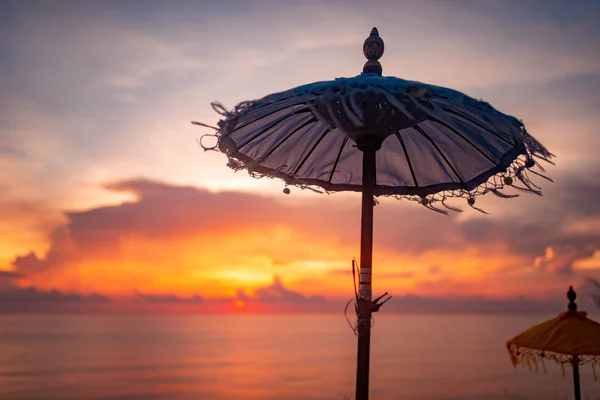 Hermosa Foto Playa Paraguas Asiático Backgrond Increíble Puesta Sol Escarlata — Foto de Stock