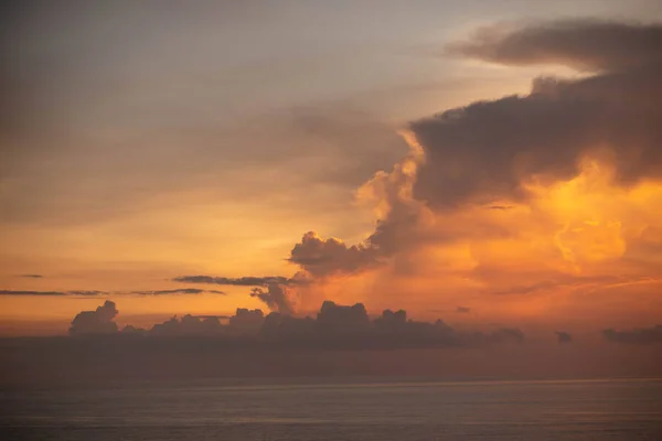 Naturaleza Poderosa Increíble Puesta Sol Escarlata Wuth Una Gran Nube — Foto de Stock