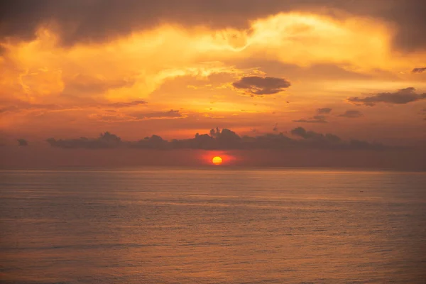 Naturaleza Poderosa Increíble Puesta Sol Escarlata Wuth Una Gran Nube — Foto de Stock