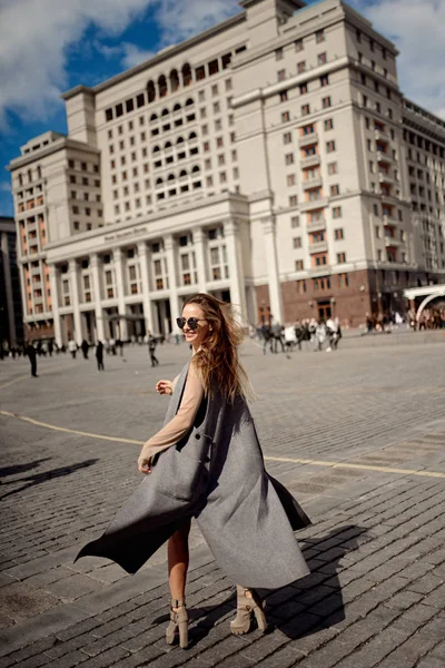 Fashion Lifestyle Photo Beautiful Woman Brunette Hair White Dress Gray — Stock Photo, Image