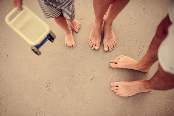 Piękne Zdjęcie Szczęśliwego Rodzinnego Chodzenie Boso Plaży Tajlandii — Zdjęcie stockowe