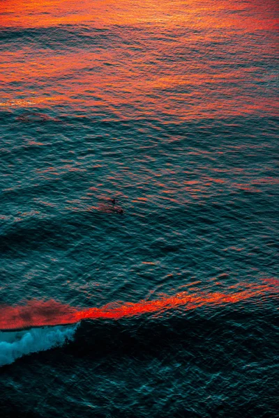 Poderosas olas oceánicas al atardecer en el hermoso Bal tropical — Foto de Stock