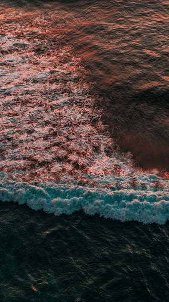 Poderosa brisa oceânica ao pôr do sol incrível na praia tropical de Bali — Fotografia de Stock