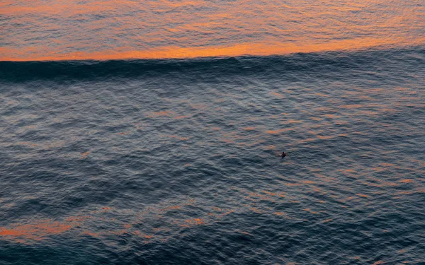 Poderosas olas oceánicas al atardecer en el hermoso Bal tropical — Foto de Stock