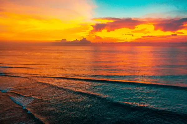 Incredibile tramonto scarlatto con una grande nuvole sulla bella tropicale B — Foto Stock