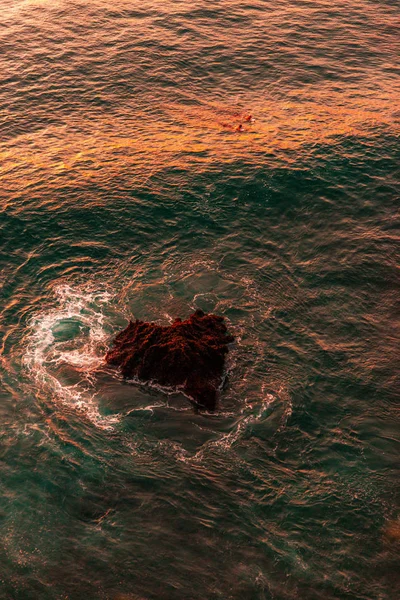 Herzförmiger Felsen in den Wellen des Ozeans bei fantastischem Sonnenuntergang — Stockfoto