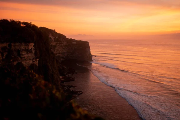 Incrível pôr do sol na bela praia tropical de Bali — Fotografia de Stock