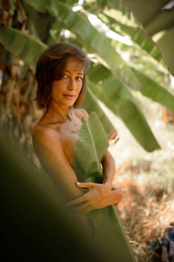 Çiller ve esmer saç gree ile poz güzel kadın