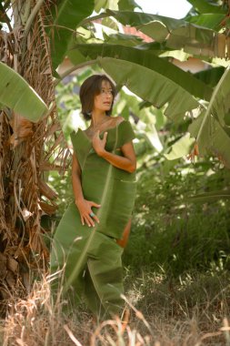 Çiller ve esmer saç gree ile poz güzel kadın