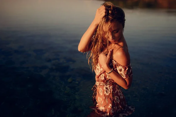 Gyönyörű nő pózol az óceán csodálatos barna hajjal — Stock Fotó