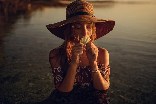Geniş ağzına kadar güzel kadın t poz elinde seashell ile — Stok fotoğraf