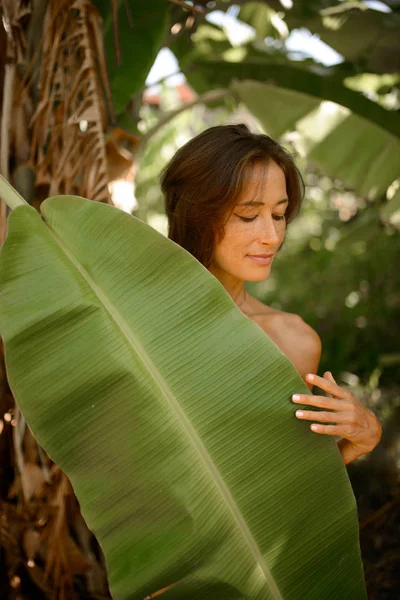 Belle femme avec des taches de rousseur et des cheveux bruns posant avec gree — Photo