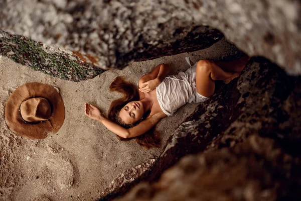 Beyaz elbise ve şapka posin esmer saçlı güzel kadın — Stok fotoğraf