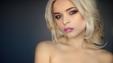 Sarı saçlı ve koyu arka plan Studio poz kırmızı dudaklar ile güzel kadın moda fotoğrafı