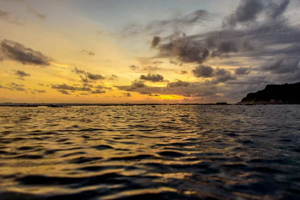 Increíble puesta de sol en la hermosa playa tropical de Bali — Foto de Stock