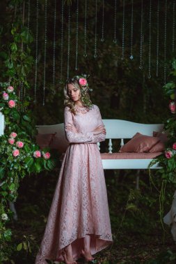  sarışın güzel kadın saç uzun görüşlü pembe elbiseli bukleler