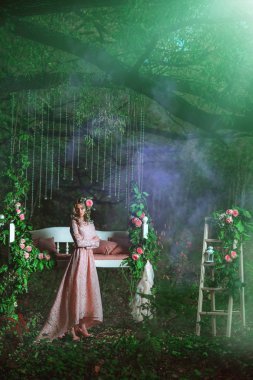  sarışın güzel kadın saç uzun görüşlü pembe elbiseli bukleler