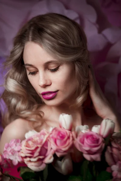 Schöne Frau mit langen blonden Haaren und roten Lippen posiert mit B — Stockfoto