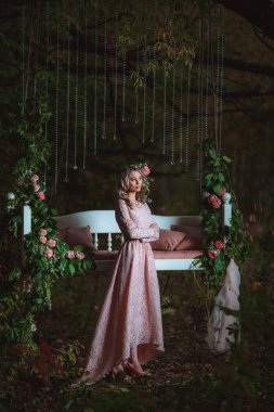  sarışın güzel kadın saç uzun görüşlü pembe elbiseli bukleler