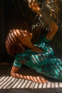 kısa saçlı ve mavi elbise gölgesinde poz güzel kadın