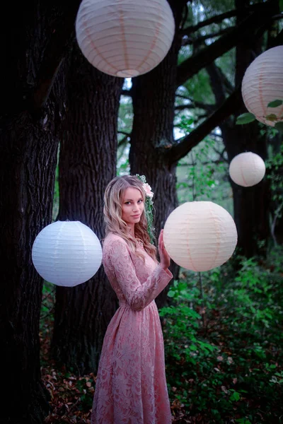 Schöne Frau mit blonden Locken Haar in langen geschnürten rosa Kleid — Stockfoto