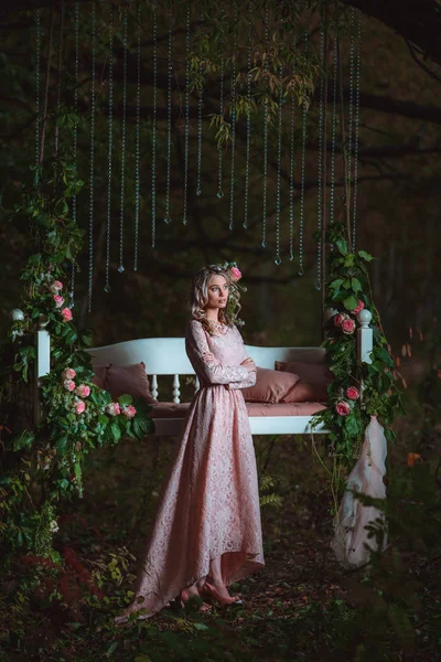  sarışın güzel kadın saç uzun görüşlü pembe elbiseli bukleler