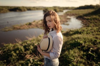 bej ile rahat kıyafetler esmer saçlı güzel kadın 