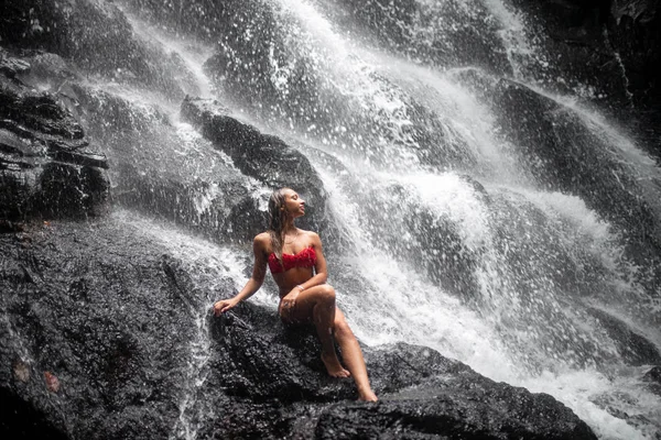 Portrait de mode de belle femme avec des cheveux bruns en sw rouge — Photo