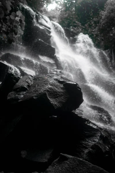 Cascade tropicale dans la jungle à Bali — Photo