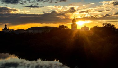 Yatay Ayna nehir ve şaşırtıcı ile küçük Rus Kilisesi