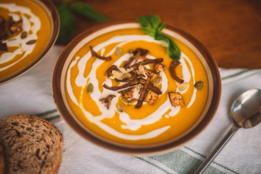  lezzetli sonbahar Hindistan cevizi kabak kremalı çorba kasesi ile tofu, karamel