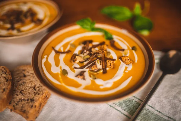 Tasty autumn coconut pumpkin cream soup bowl with tofu, caramel — Stock Photo, Image