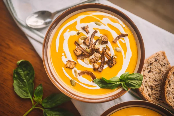  lezzetli sonbahar Hindistan cevizi kabak kremalı çorba kasesi ile tofu, karamel