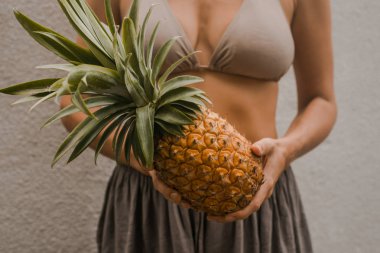 boho giysili kadın tutmak tropikal meyve ananas elinde
