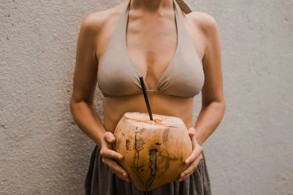 Woman in boho clothes keep the tropical fruit young coconut in h — Stock Photo, Image