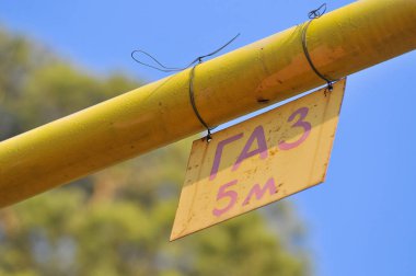  Mavi gökyüzü arka plan üzerinde 