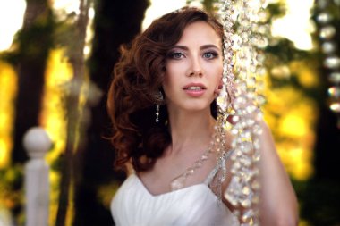 esmer güzel bir kadınla saç beyaz gelinlikle bukleler 