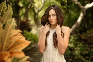 beyaz elbise poz uzun esmer saçlı güzel kadın