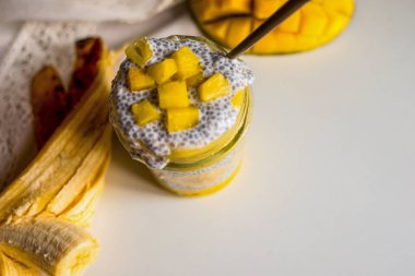 babana ile chia puding, mango ve hindistan cevizi sütü breakfa