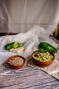Sağlıklı vegan versiyonu lezzetli geleneksel Rus soğuk çorba kroshka