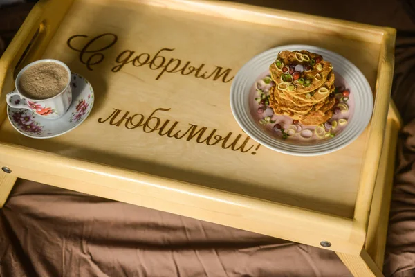 Смачний сніданок у ліжку зі східних млинців і чай Масала, Ser — стокове фото