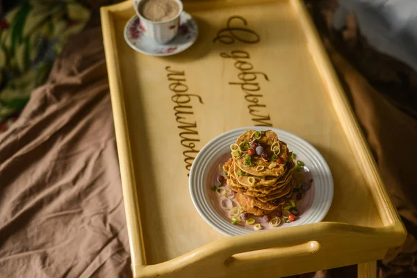 Gustosa colazione a letto da frittelle orientali e tè Masala, ser — Foto Stock