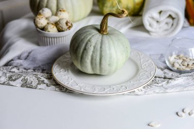 Beyaz, zarif balkabakları ve hafif arka planda şeker topları