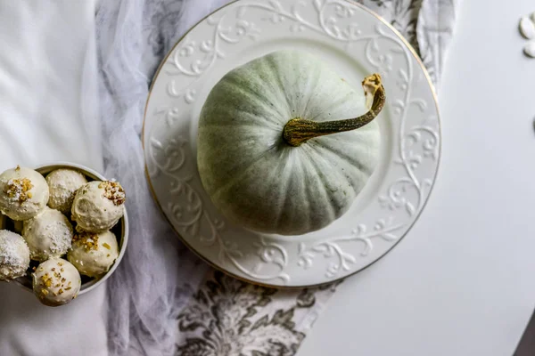 Calabazas blancas elegantes con bolas de caramelo sobre fondo claro —  Fotos de Stock