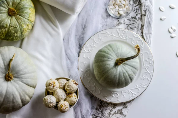 Смачні домашні гарбузові цукерки в білому шоколаді — стокове фото