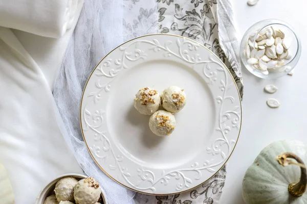 Gustose palline di caramelle alla zucca fatte in casa in cioccolato bianco guarnizione di — Foto Stock