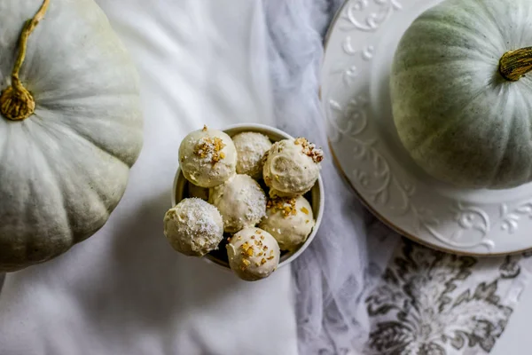 Gustose palline di caramelle alla zucca fatte in casa in cioccolato bianco guarnizione di — Foto Stock