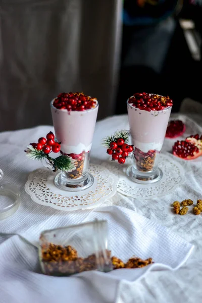 Välsmakande frukost från krämig granatäpple dessert med hemlagad g — Stockfoto