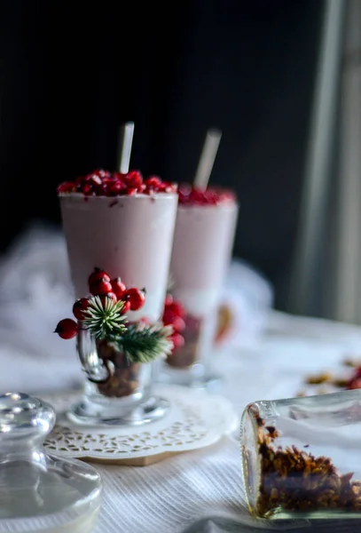 Välsmakande frukost från krämig granatäpple dessert med hemlagad g — Stockfoto