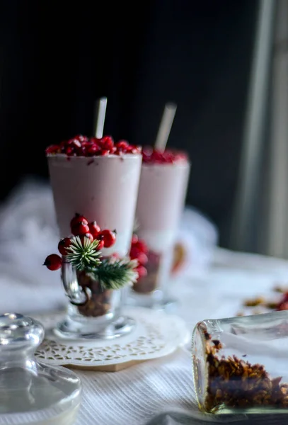 Gustosa colazione dal dolce di melograno cremoso con g fatti in casa — Foto Stock